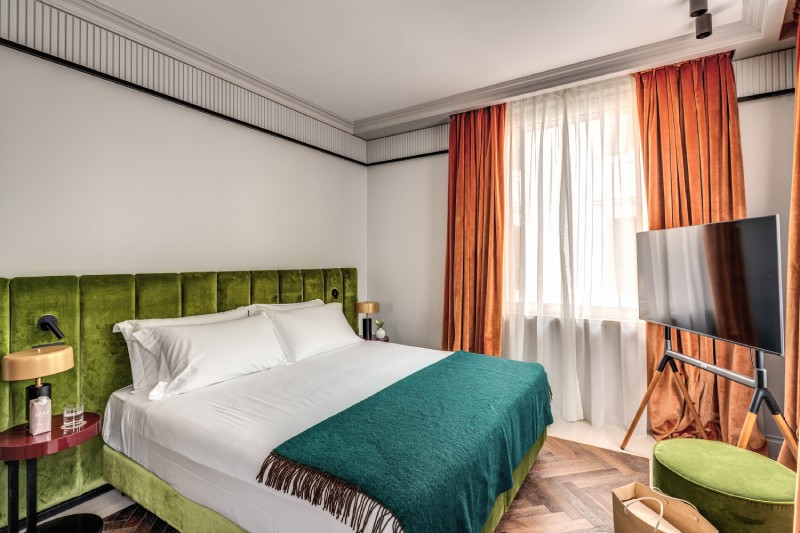 Deluxe room in a boutique hotel in the center of Rome with double bed, green velvet headboard and contemporary design furnishings – Hotel Santa Maria Maggiore, BZAR hotels in Rome
