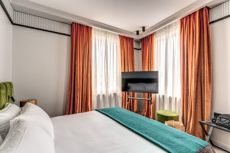 Side view of a deluxe room with double bed and vanity area in a boutique hotel in the center of Rome – Hotel Santa Maria Maggiore, BZAR hotels in Rome