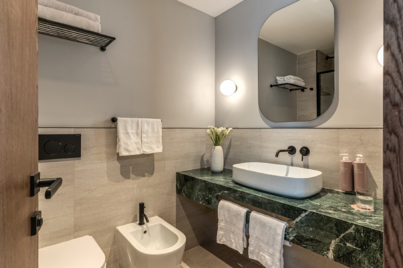 Modern bathroom in a deluxe room of a boutique hotel in the center of Rome with marble sink and elegant finishes – Hotel Santa Maria Maggiore, BZAR hotels in Rome
