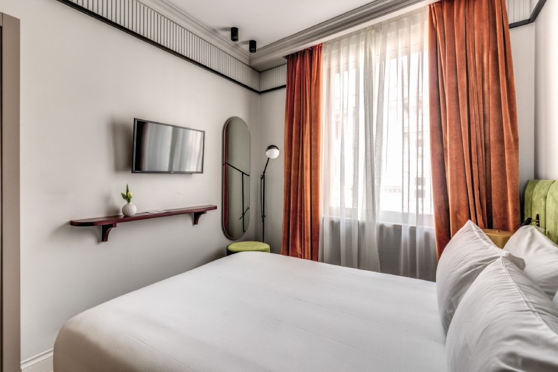 Economy room in a boutique hotel in the center of Rome with double bed, wall‑mounted TV and essential furnishings – Hotel Santa Maria Maggiore, BZAR hotels in Rome