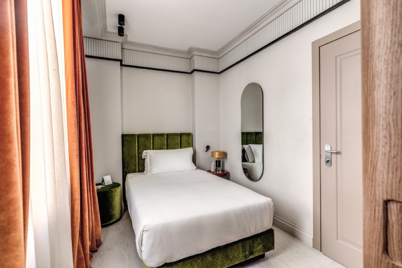 Single room with bed and wall mirror in a boutique hotel in the center of Rome – Hotel Santa Maria Maggiore, BZAR hotels in Rome