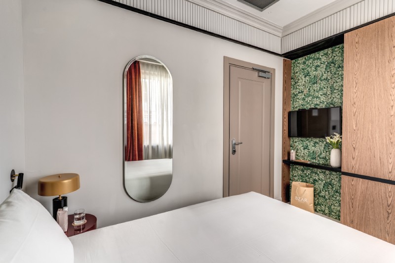 Modern bathroom with shower and marble sink in a single room of a boutique hotel in the center of Rome – Hotel Santa Maria Maggiore, BZAR hotels in Rome