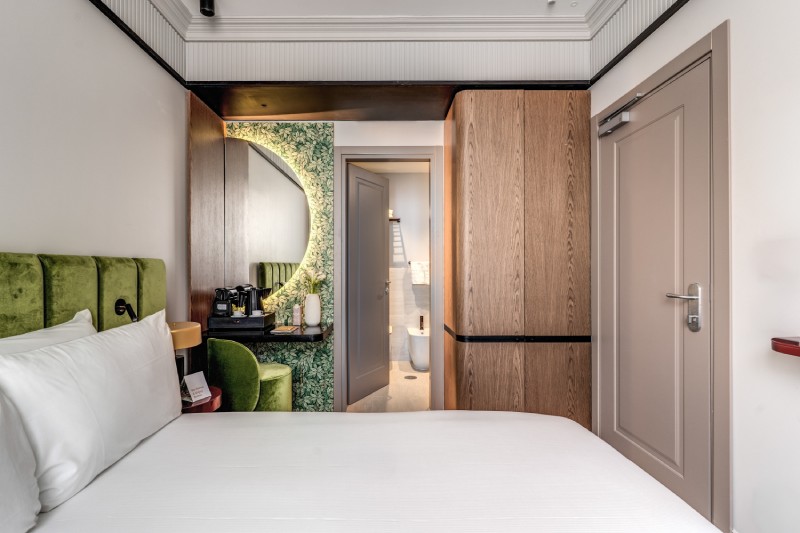 View of a standard room with double bed and vanity area in a boutique hotel in the center of Rome – Hotel Santa Maria Maggiore, BZAR hotels in Rome