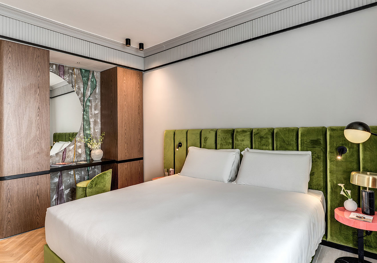 Superior room in a boutique hotel in the center of Rome with double bed, green velvet headboard, wooden furnishings and designer mirror – Hotel Santa Maria Maggiore, BZAR hotels in Rome