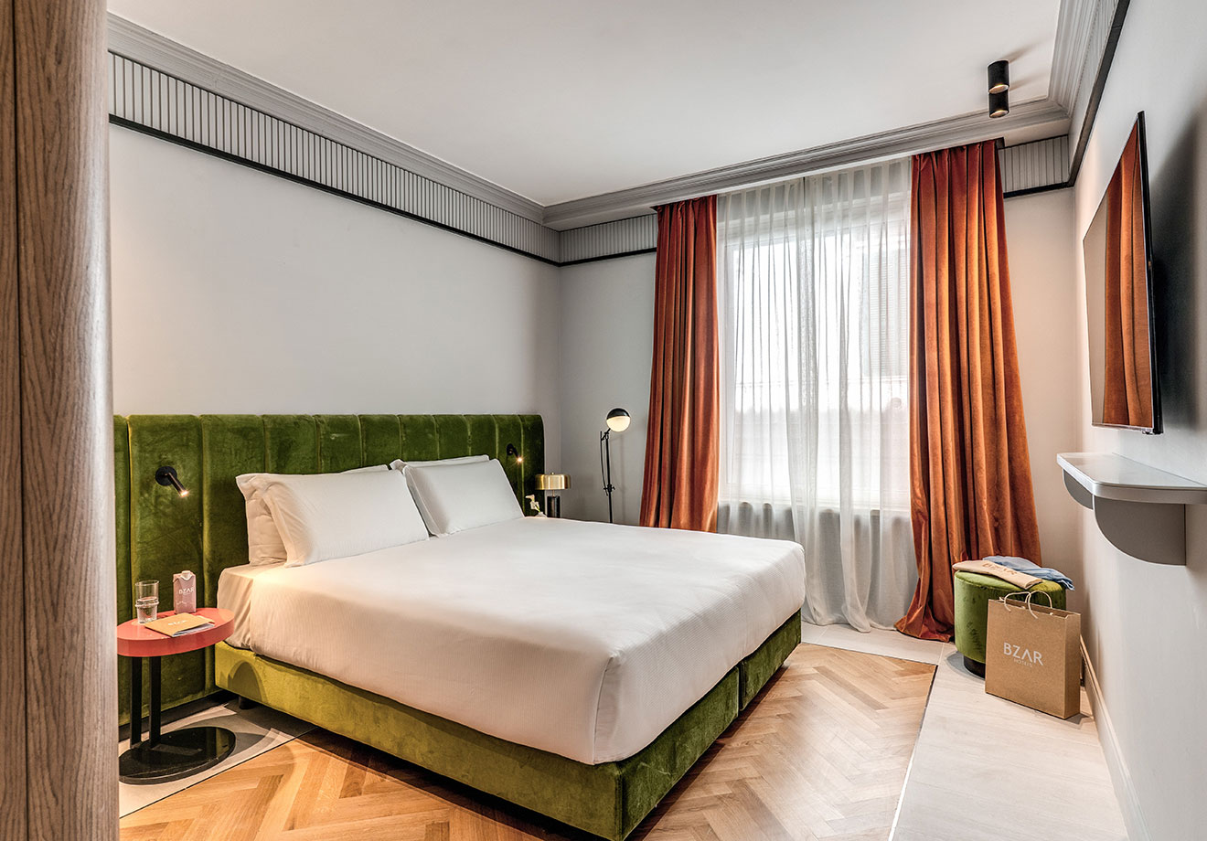 Bright superior room in a boutique hotel in the center of Rome with double bed, large windows, colorful curtains and parquet flooring – Hotel Santa Maria Maggiore, BZAR hotels in Rome