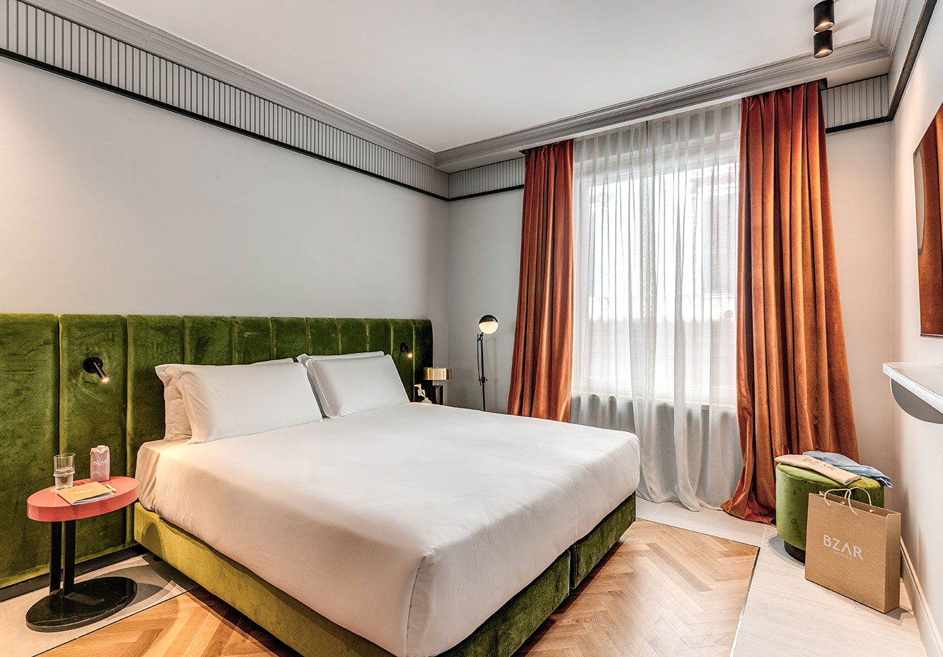 Full view of a superior room in a boutique hotel in the center of Rome with double bed, wall‑mounted TV and contemporary design details – Hotel Santa Maria Maggiore, BZAR hotels in Rome